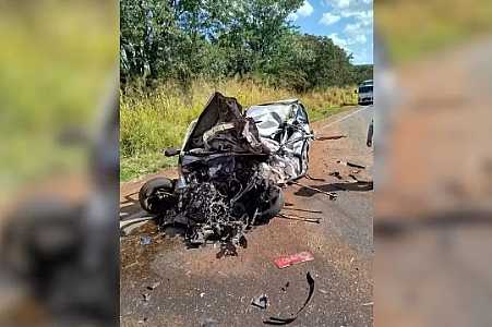 Idoso morre em acidente após bater veículo contra caminhão no interior de SP