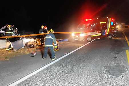 Acidente entre carro e caminhão mata homem de 24 anos