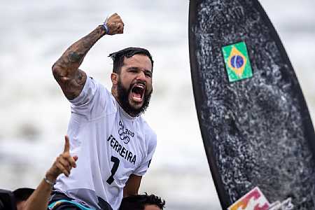 Italo Ferreira conquista 1º ouro do Brasil em Tóquio e faz história no surfe