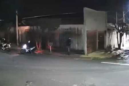 Homens são flagrados atirando contra muro de casa em Andradina; vídeo