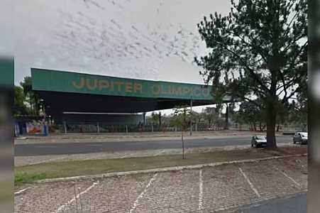 Homem de 50 anos passa mal e morre após aula de natação em complexo esportivo