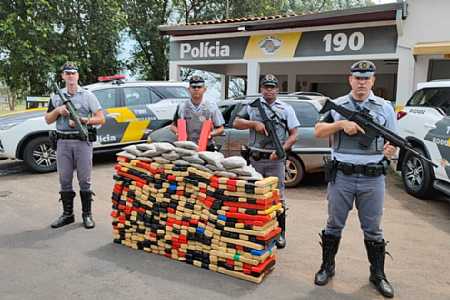 Jovem é preso ao ser flagrado com mais de 350 tijolos de maconha em rodovia de Andradina