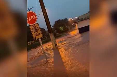 Chuva volumosa deixa ruas alagadas em Nova Granada