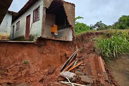 Desmoronamento derruba parede e deixa casa à beira de barranco durante chuva em Nova Granada