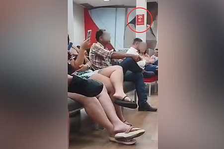 Cliente presta queixa contra banco após ser o único impedido de usar celular dentro de agência com placas de ´wi-fi disponível´