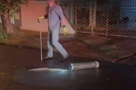 Jiboia é capturada pelos bombeiros após aparecer no meio da rua na Vila Santa Izabel em Jales
