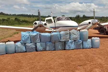 Caças da FAB interceptam avião com meia tonelada de cocaína no interior de São Paulo