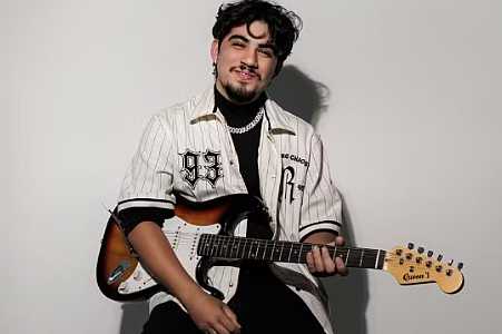 Jovem transforma cantorias no chuveiro em carreira musical ao lançar projeto autoral produzido no interior de SP: ´Sonho de infância´