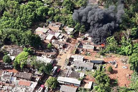 Incêndio atinge barracos e área com entulho na Favela do Brejo, em Ribeirão Preto, SP