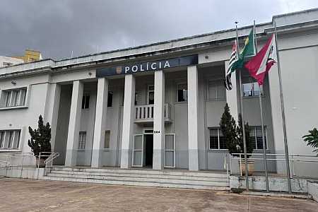 Homem usa pedras para quebrar vitrines de lojas, furta roupas e acaba preso no banheiro de hotel