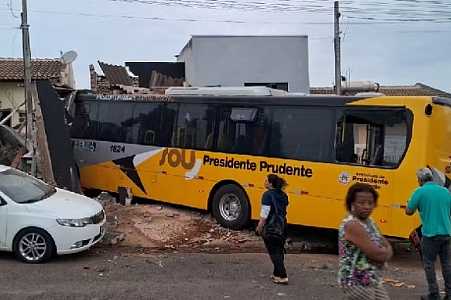 Ônibus da SOU Prudente invade duas casas após motorista sofrer mal súbito