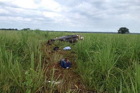 Helicóptero cai e deixa duas pessoas feridas em área rural de Buritama