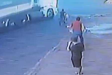 VÍDEO: Comerciante salva criança de ser atingida por caminhão no interior de SP