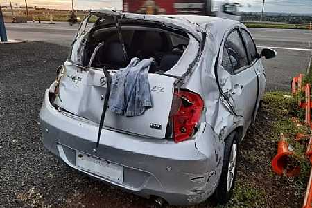 Homem que capotou carro e furtou motorista que parou para ajudar no socorro devolve veículo dele