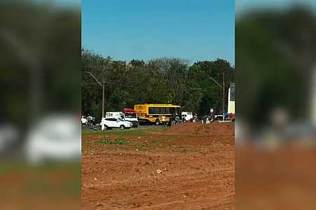 Motociclista morre após ser atropelado por ônibus de transporte escolar em avenida de Nova Granada