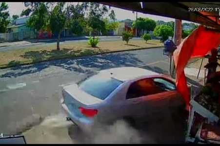 Jovem morre após ser atropelada e arrastada por motorista sem habilitação em calçada; vídeo