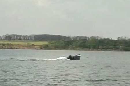 Dono de barco visto navegando vazio tinha saído para buscar parente que acampava, diz família