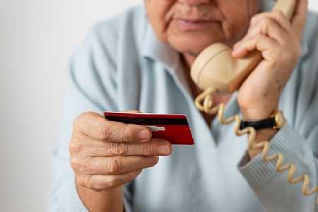 SP aprova projeto que proíbe empréstimos por telefone para aposentados