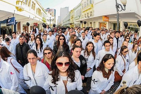 Governo desiste de incluir dois anos extras na graduação de medicina