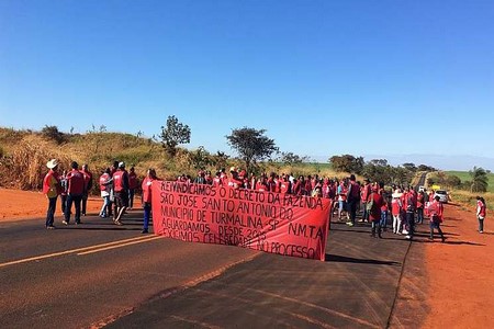 Grupo faz protesto em rodovia para reivindicar liberação de terras