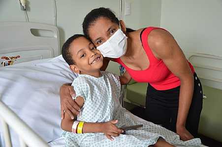 Após quase um mês internado com Covid, menino de 7 anos comemora alta; ´Nunca imaginei isso´, diz mãe