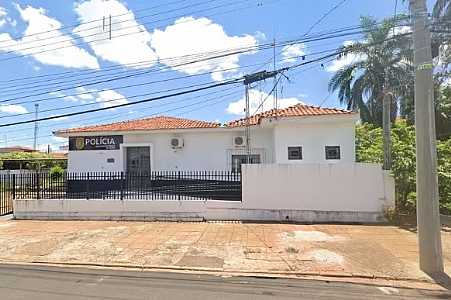 Policial militar é preso suspeito de invadir casa, espancar e perseguir namorada com medida protetiva