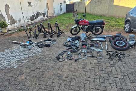 Operação mira furtos de motocicletas e apreende veículo adulterado, drogas e peças no interior de SP