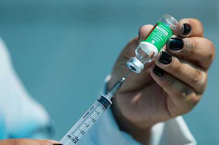 Coronavac e vacina da Astrazeneca reduzem em 75% e 90% risco de morte, diz estudo