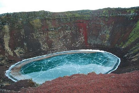 Usuário faz registro incrível de lago congelado em cratera de vulcão