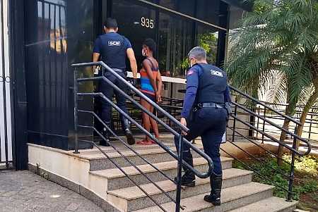 Mulher que ateou fogo em caixas eletrônicos de agência bancária tem prisão mantida pela Justiça