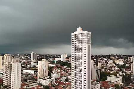 Frente fria traz chuva, rajadas de vento de até 75 km/h e queda de temperatura ao interior de SP