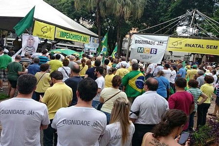 Manifestantes fazem ato contra o governo Dilma no noroeste paulista