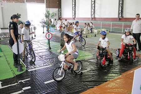 ´Minicidade´ ensina crianças sobre trânsito seguro em Rio Preto, SP