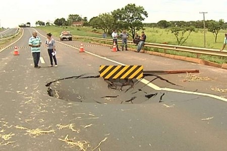 Crateras se formam em rodovia e complicam trânsito próximo a Tanabi