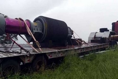 Caminhão fica atravessado em pista e impede trânsito na Rodovia Marechal Rondon