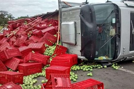 Caminhão carregado com laranja tomba no trevo de Urânia
