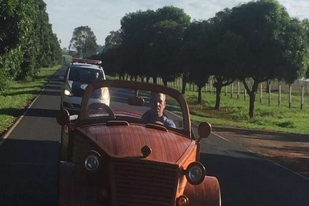 Fusca de madeira construído por marceneiro é escoltado para participar de exposição e sai de sítio pela 1ª vez