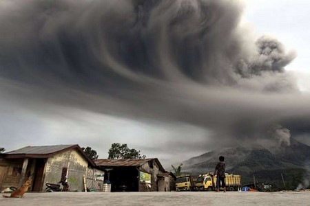Vulcão mais ativo da Indonésia entra em erupção