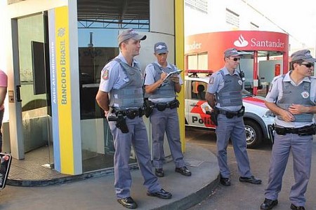 Bandidos estouram caixa eletrônico em Votuporanga