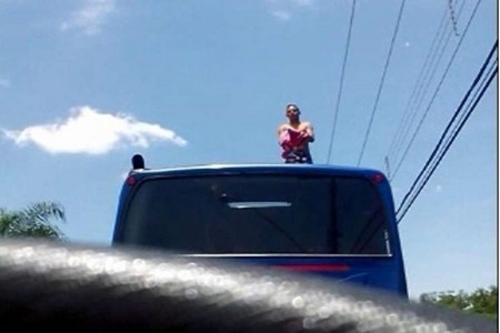 Adolescente é flagrado ao ´surfar´ em ônibus no trânsito de Rio Preto, SP
