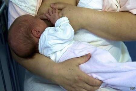 Governo britânico oferece recompensa a mães que amamentam