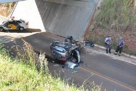 Carro despenca de viaduto em rodovia da região