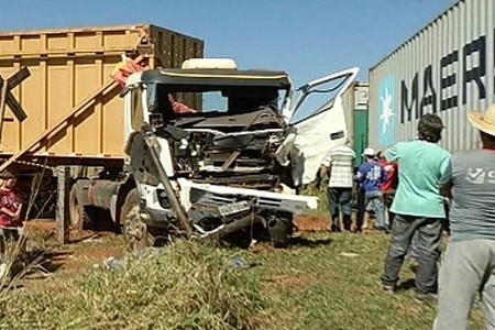 Ajudante morre na batida entre carreta e trem em Votuporanga, SP