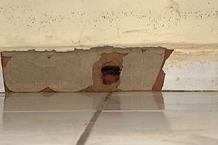 Chuva alaga casas e moradora faz buraco em parede para água escoar