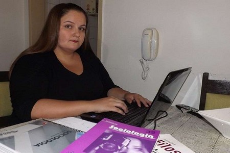 Professora impedida de lecionar é aprovada em perícia e assume cargo