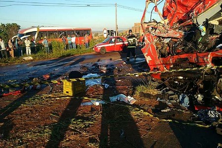  Tragédia: Acidente entre três caminhões provoca duas mortes