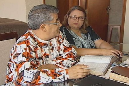 Casal larga emprego e família para missão humanitária na África
