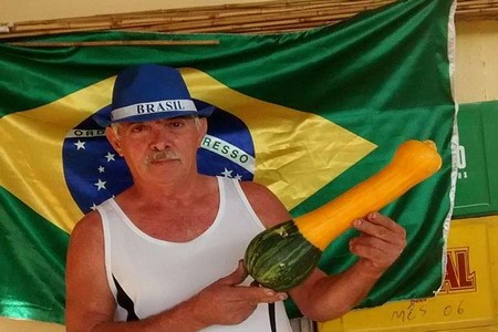 Abobrinha verde e amarela vira atração de bar em José Bonifácio