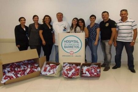 Agentes da PF doam chocolates ao Hospital do Câncer de Jales