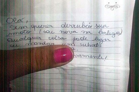 Motorista derruba moto e deixa aviso: ´Sou nova na baliza, pode me ligar´
